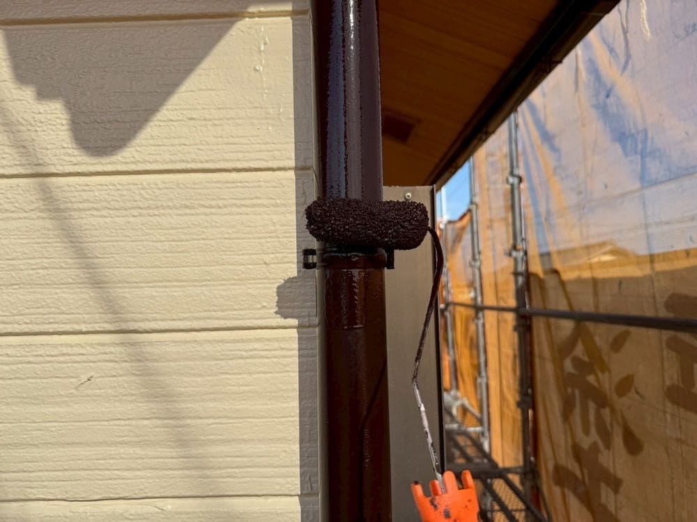 U様_鈴鹿市_樋_上塗り 鈴鹿市の外壁塗装をリペイント匠が施工した写真