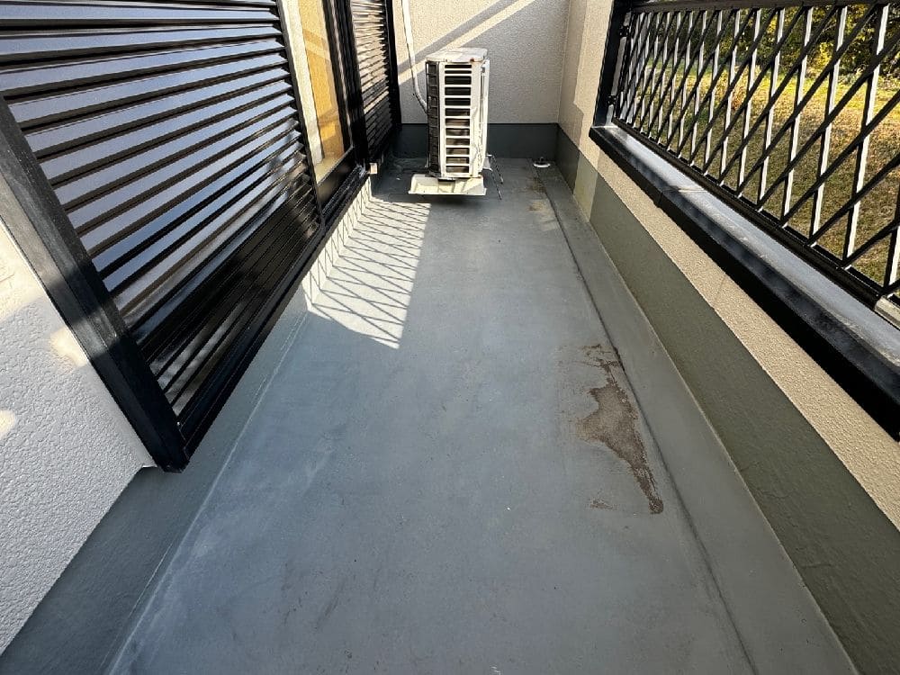 I様(四日市)防水(施工前) 四日市市の外壁塗装、防水工事をリペイント匠が施工した写真