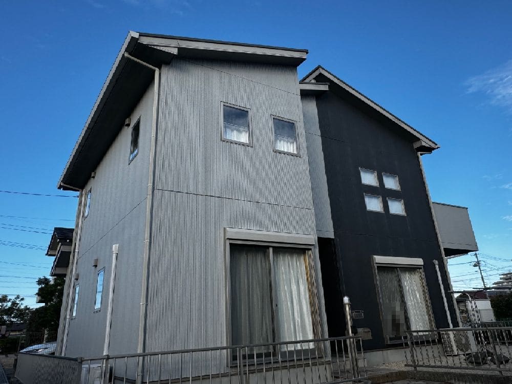 I様(四日市)_施工前_外壁全体 (2) 四日市市の外壁塗装、屋根塗装、防水工事をリペイント匠が施工した写真
