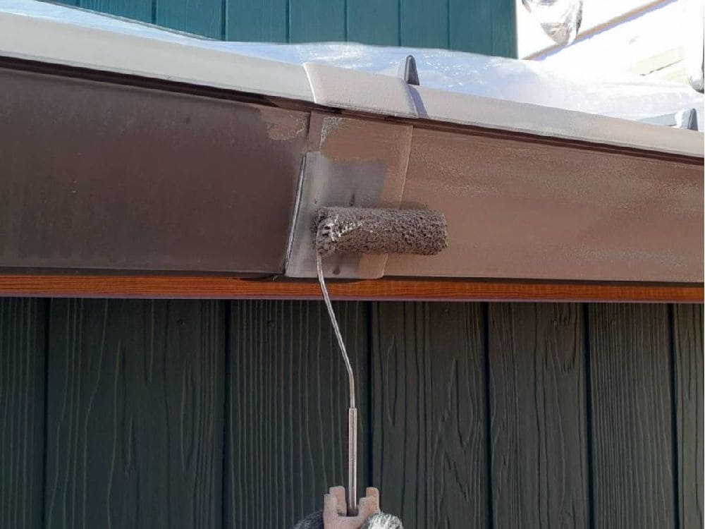 K様(菰野町)樋(中塗り) 三重郡菰野町の外壁塗装をリペイント匠が施工した写真