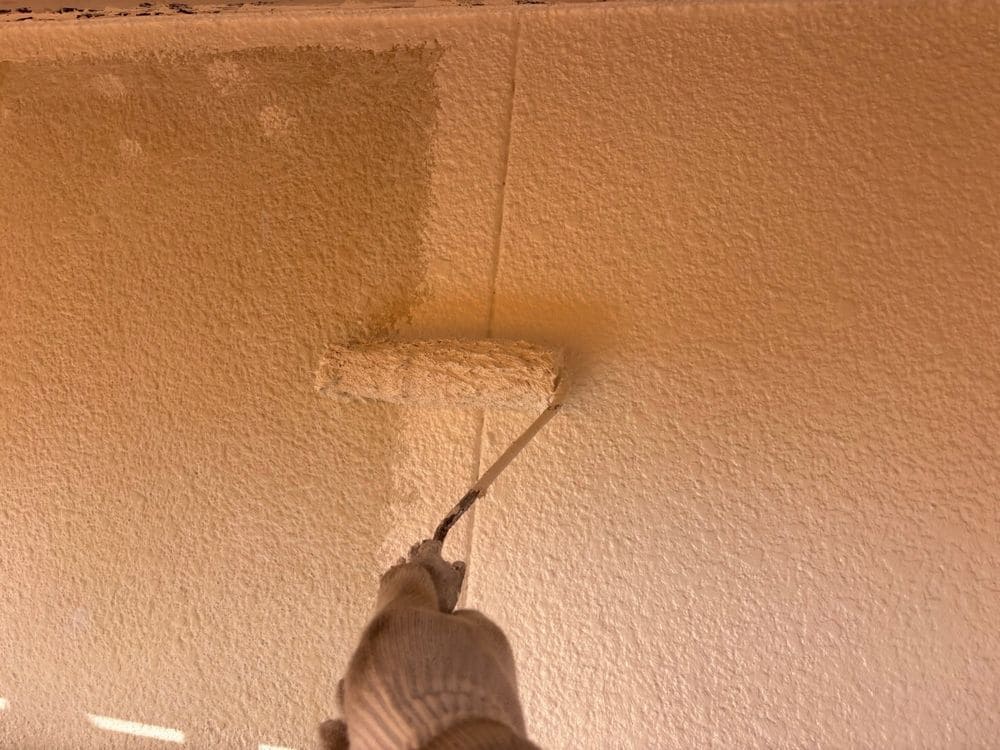 鈴鹿市_S様_外壁(中塗り1) 鈴鹿市の外壁塗装をリペイント匠が施工した写真