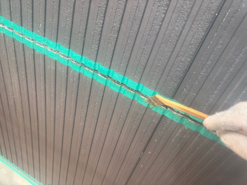 I様(四日市)シール(プライマー塗布) (2) 四日市市の外壁塗装、屋根塗装、防水工事をリペイント匠が施工した写真