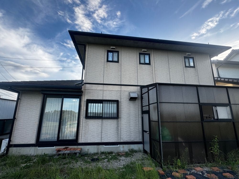 K様鈴鹿市施工前_外壁全体 (2) 鈴鹿市の外壁塗装、屋根塗装をリペイント匠が施工した写真