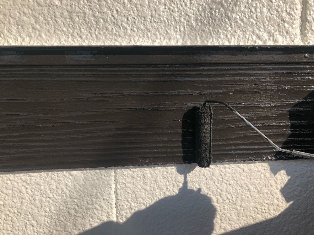 鈴鹿市_S様_帯板(中塗り) 鈴鹿市の外壁塗装をリペイント匠が施工した写真