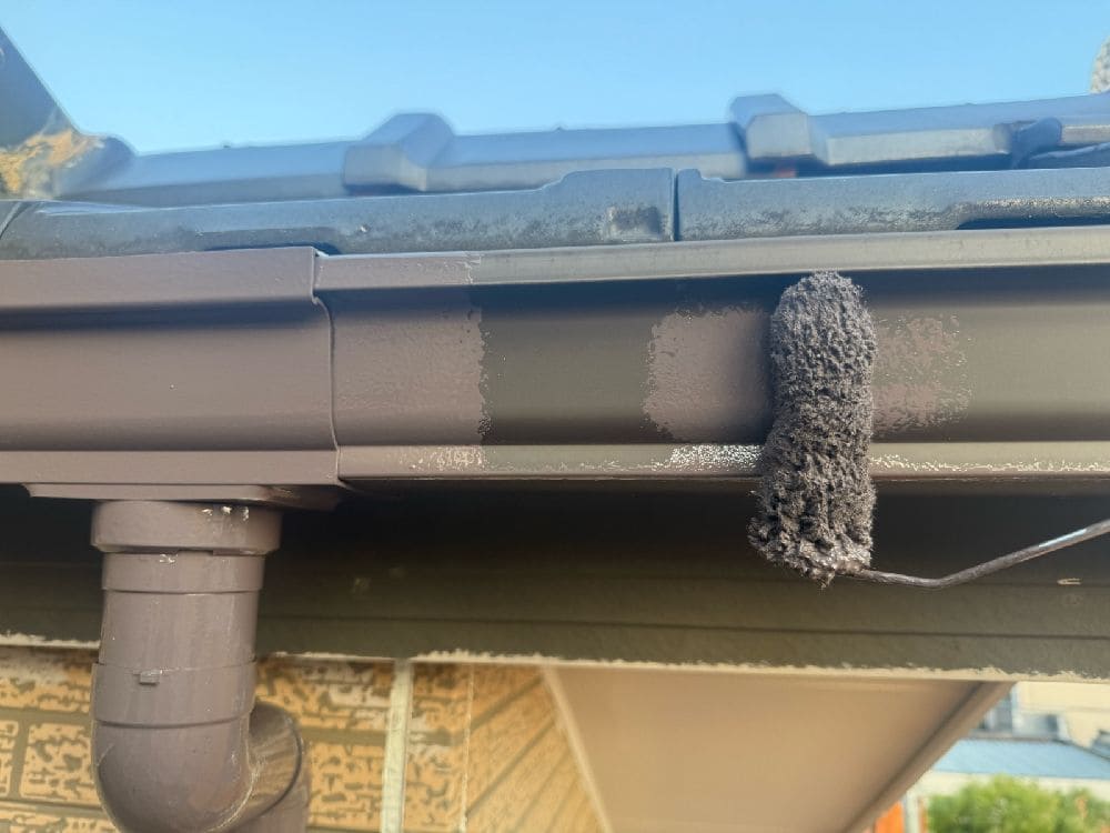 K様(四日市)樋(中塗り) (2) 菰野町の外壁塗装、防水工事をリペイント匠が施工した写真