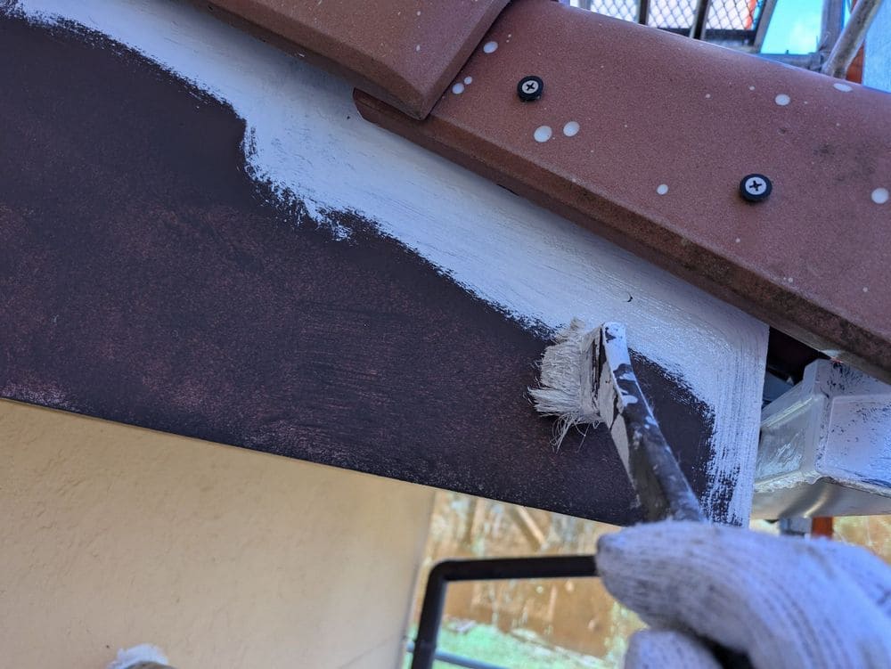 亀山市_T様_破風1回目 亀山市の外壁塗装、防水工事をリペイント匠が施工した写真