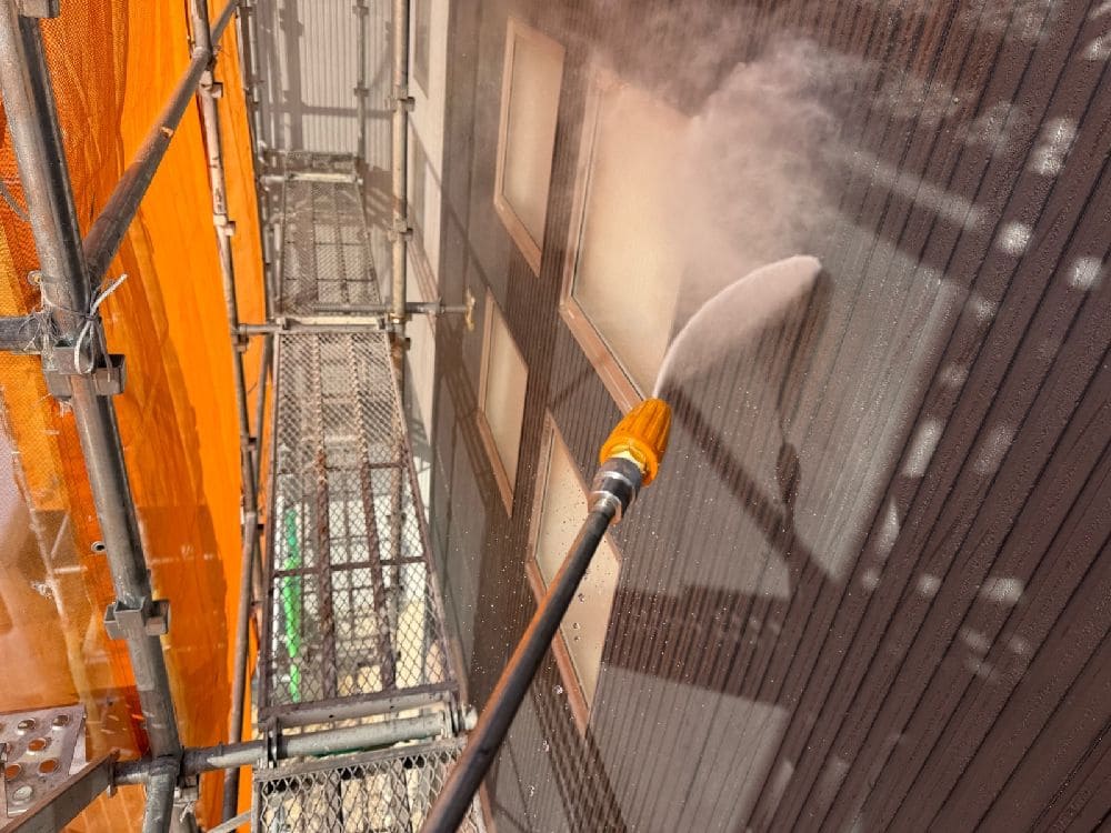 I様(四日市)高圧洗浄(外壁) (4) 四日市市の外壁塗装、屋根塗装、防水工事をリペイント匠が施工した写真