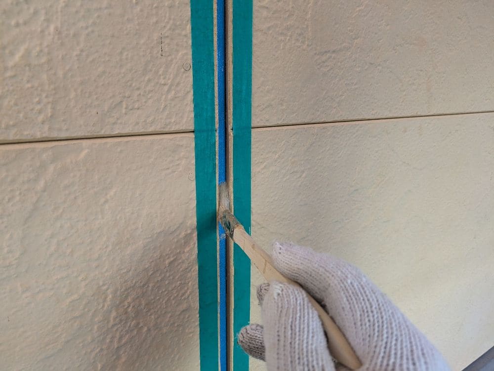 亀山市_T様_コーキングプライマー塗布 亀山市の外壁塗装、防水工事をリペイント匠が施工した写真