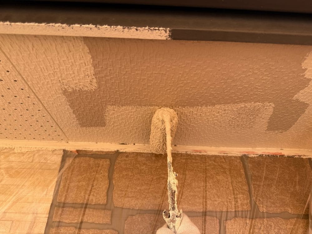 S様_鈴鹿市_軒天(中塗り) 鈴鹿市の外壁塗装をリペイント匠が施工した写真