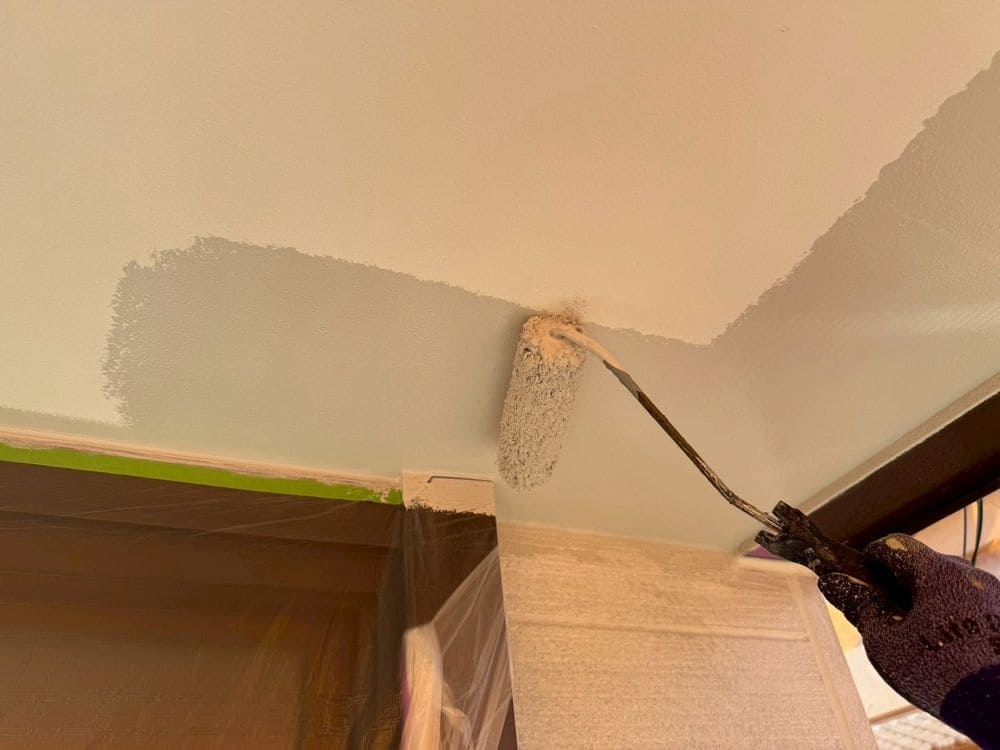 U様_鈴鹿市_軒天_中塗り 鈴鹿市の外壁塗装をリペイント匠が施工した写真