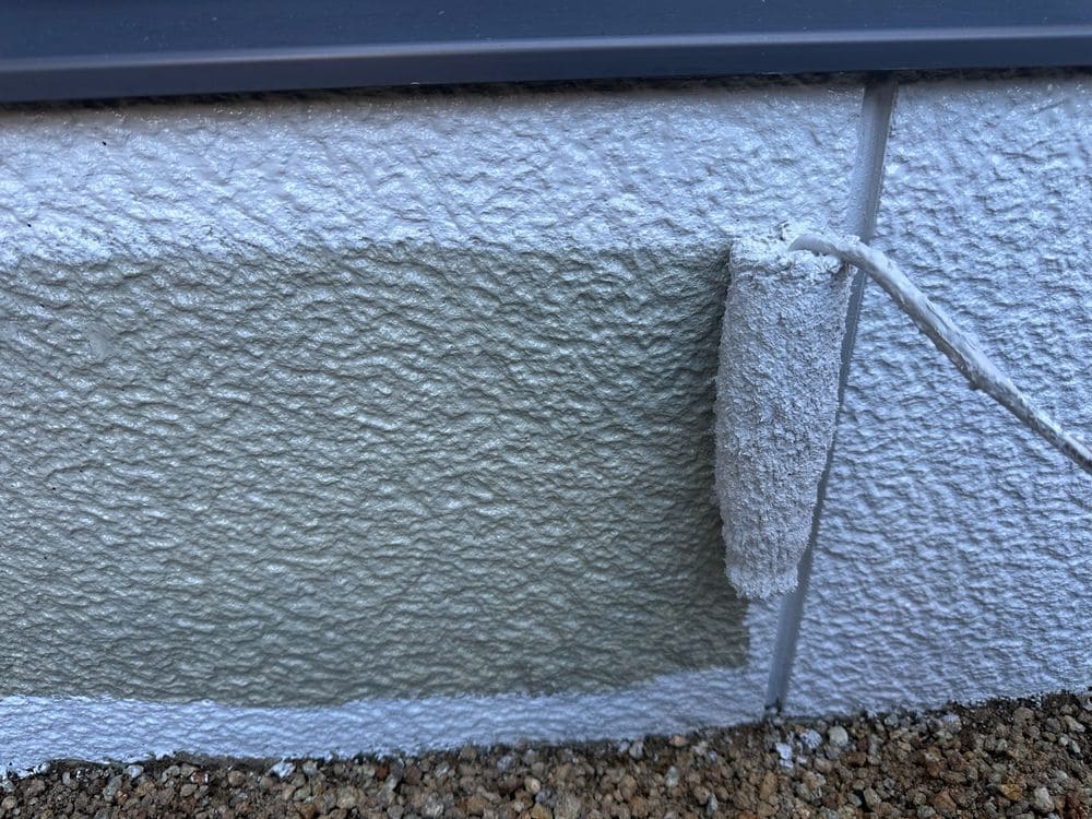 基礎(中塗り) 松阪市で外壁塗装と屋根工事をリペイント匠が施工した写真