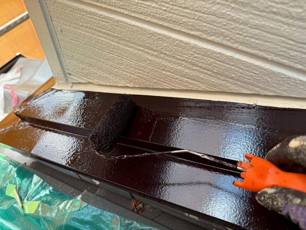 U様_鈴鹿市_雨押さえ_上塗り 鈴鹿市の外壁塗装をリペイント匠が施工した写真