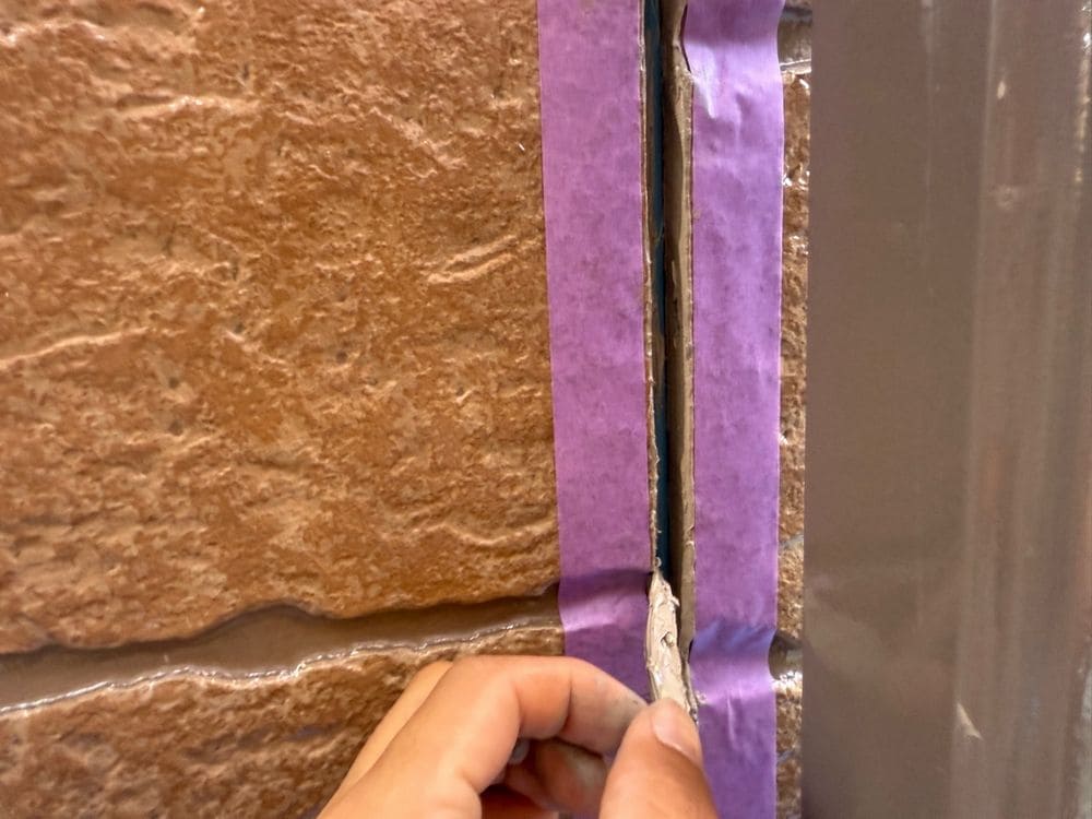 S様_鈴鹿市_シール(撤去) 鈴鹿市の外壁塗装をリペイント匠が施工した写真