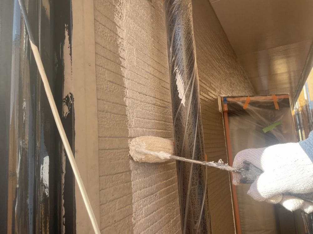 T様(伊勢市)外壁‗下塗り 伊勢市の外壁・屋根塗装をリペイント匠が施工した写真