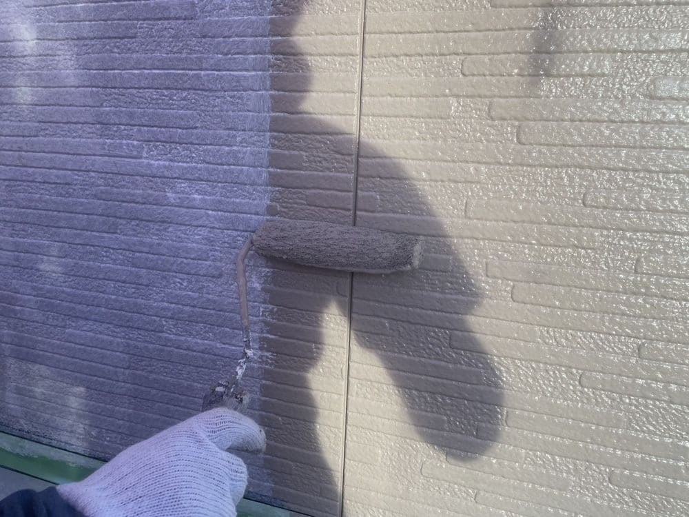 T様(伊勢市)外壁‗中塗り 伊勢市の外壁・屋根塗装をリペイント匠が施工した写真