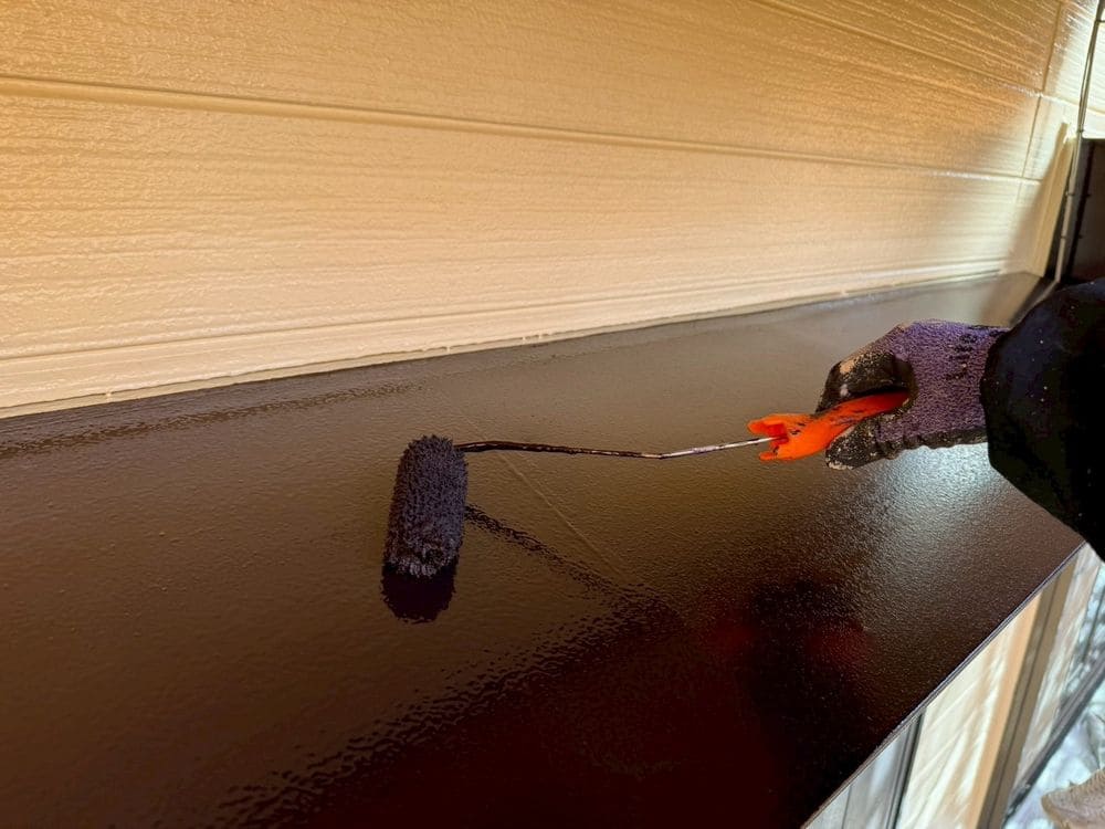 U様_鈴鹿市_庇_上塗り 鈴鹿市の外壁塗装をリペイント匠が施工した写真