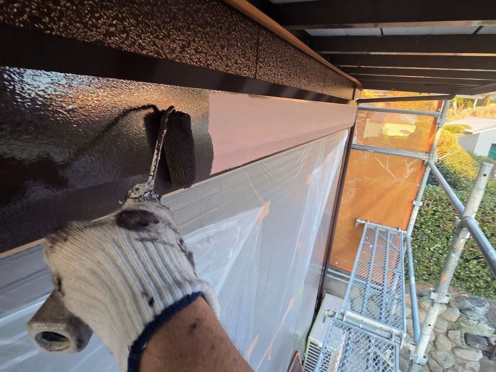 四日市市_N様_シャッターボックス(中塗り) 四日市市の外壁塗装をリペイント匠が施工した写真