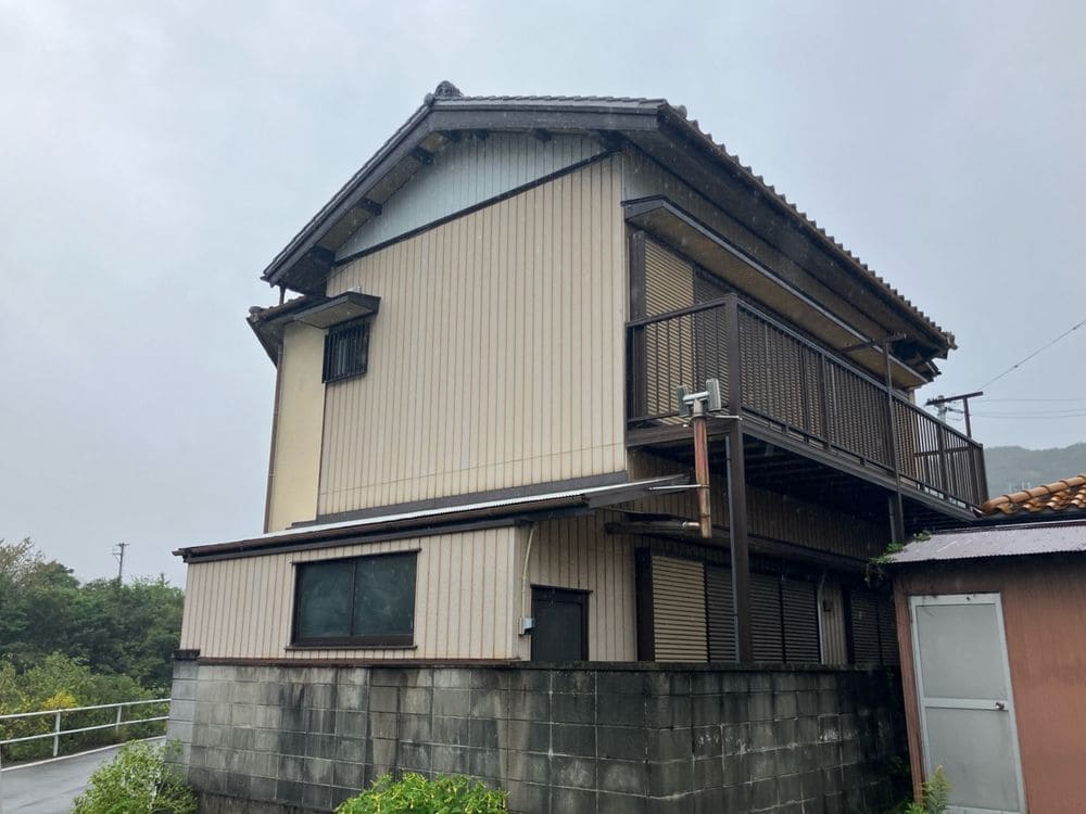 O様(北牟婁郡)_施工前_外壁全体 北牟婁郡の外壁塗装をリペイント匠が施工した写真