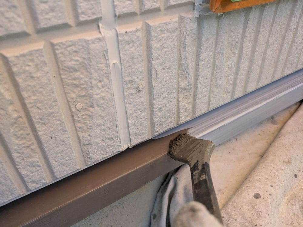 S様(名張市希央台)_水切り(中塗り) 名張市の外壁塗装をリペイント匠が施工した写真