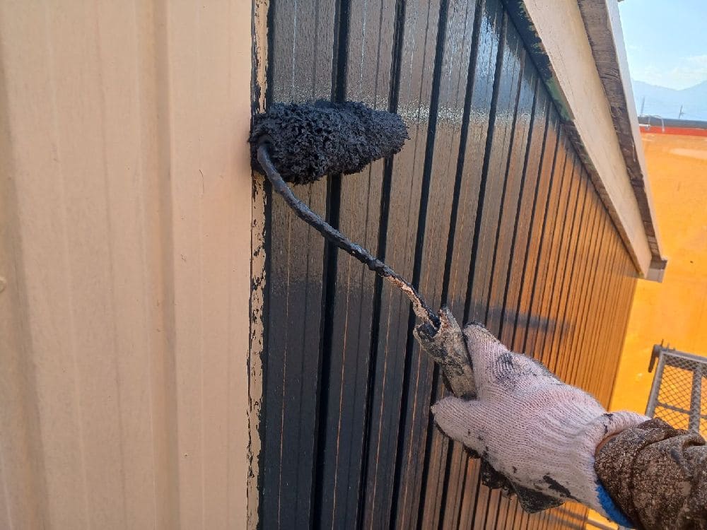 N様(四日市)外壁(中塗り1) (1) 四日市市の外壁塗装、屋根塗装をリペイント匠が施工した写真