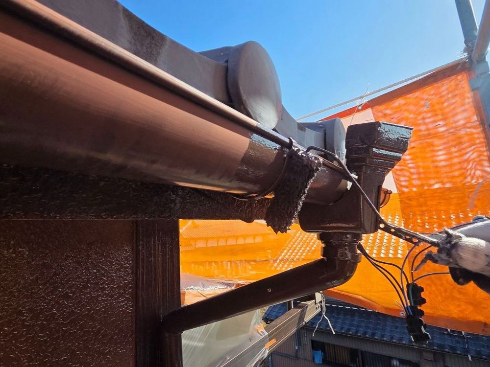 四日市市_N様_樋(中塗り) 四日市市の外壁塗装をリペイント匠が施工した写真