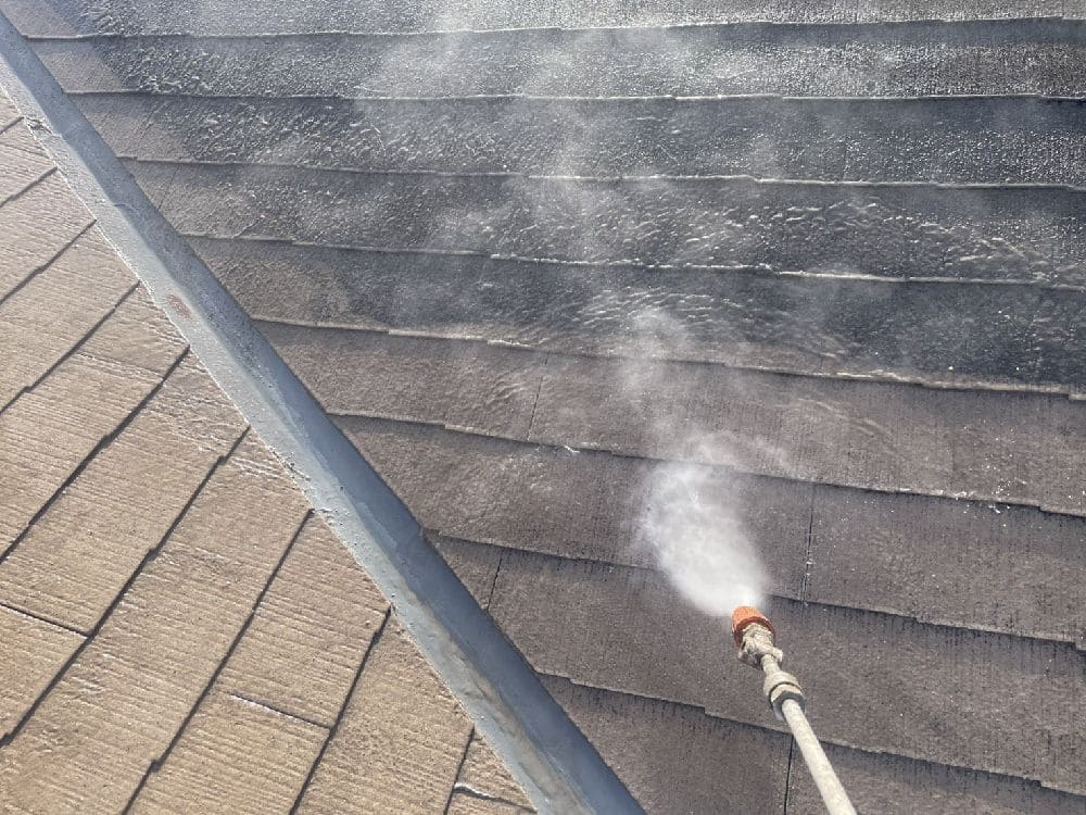 N様(四日市)高圧洗浄(屋根) (3) 四日市市の外壁塗装、屋根塗装をリペイント匠が施工した写真