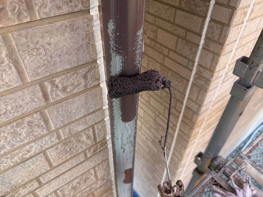 四日市市_S様_樋1(中塗り) 四日市市の外壁塗装をリペイント匠が施工した写真