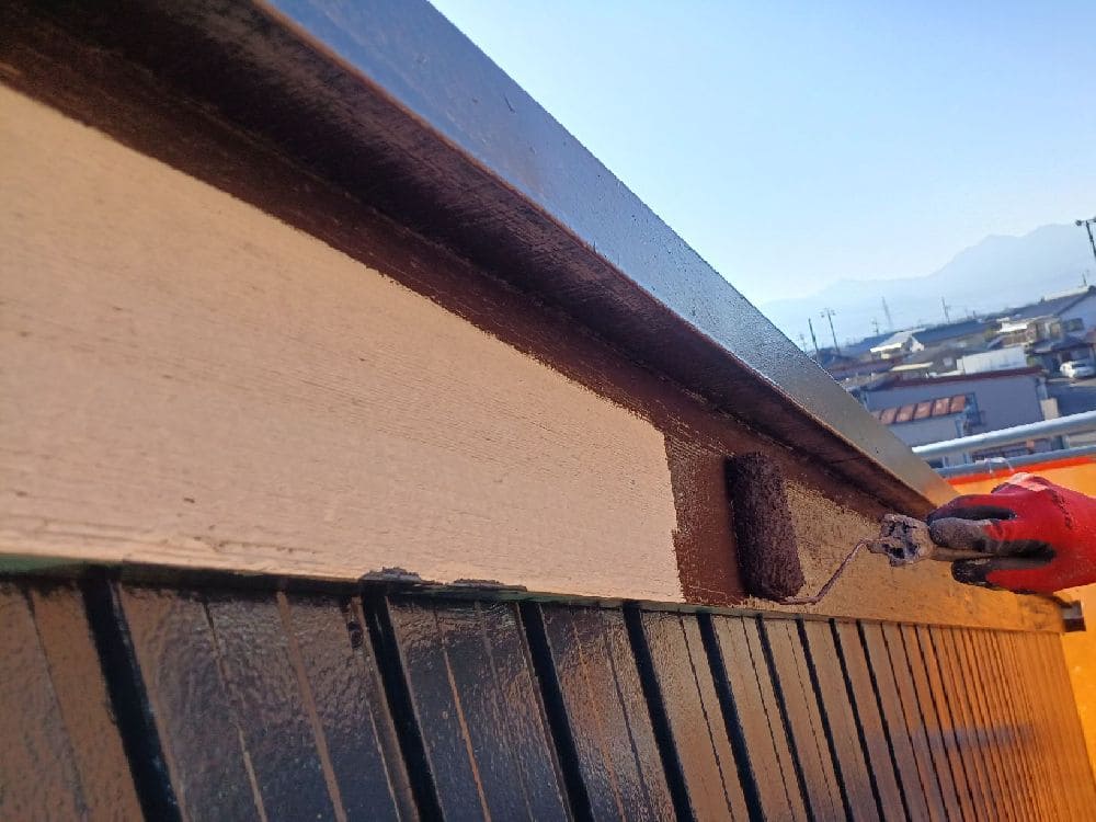 N様(四日市)破風(中塗り) 四日市市の外壁塗装、屋根塗装をリペイント匠が施工した写真