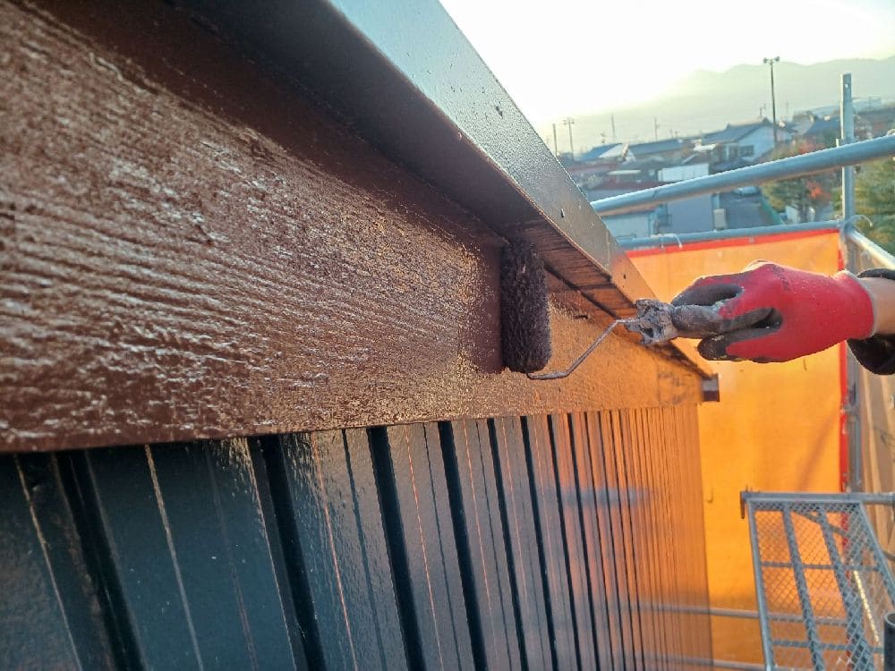 N様(四日市)破風(上塗り) (2) 四日市市の外壁塗装、屋根塗装をリペイント匠が施工した写真