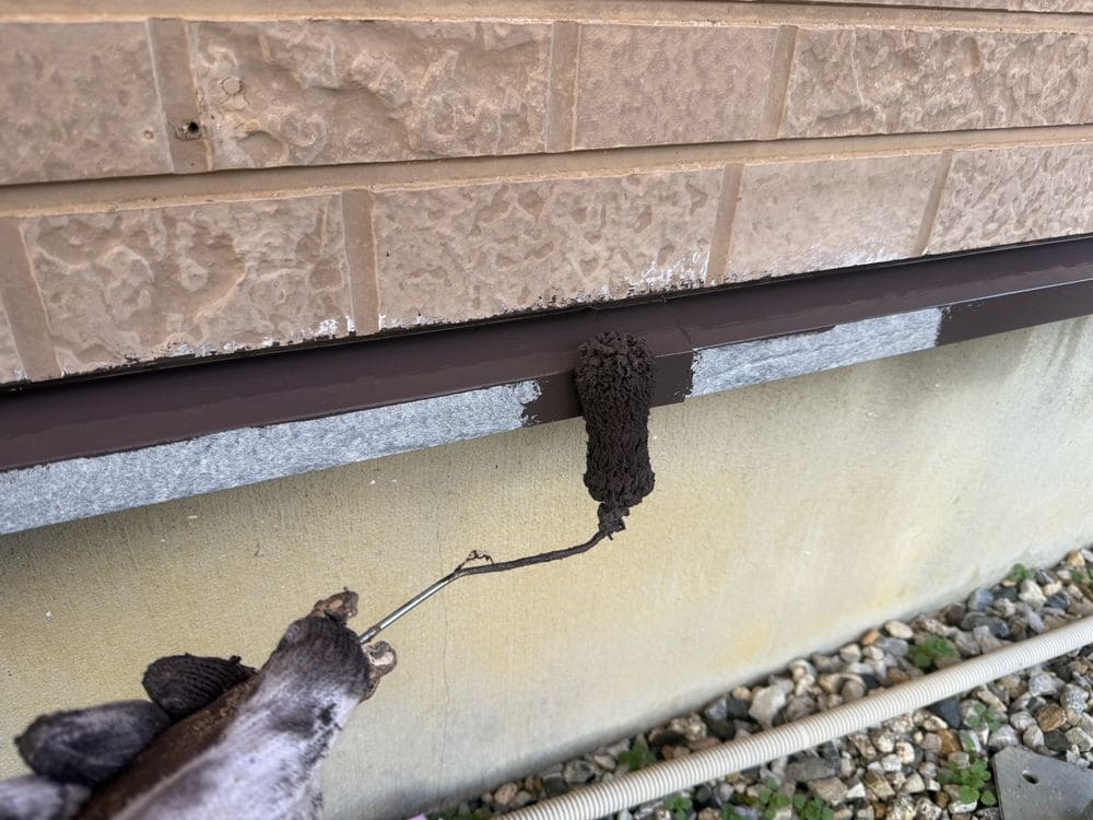 四日市市_S様_水切り(中塗り) 四日市市の外壁塗装をリペイント匠が施工した写真