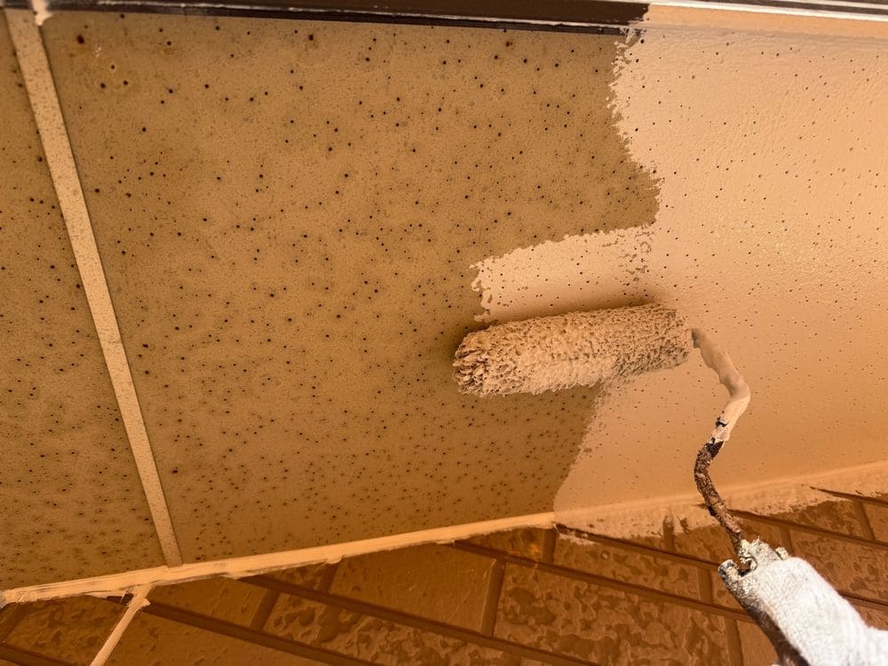 四日市市_S様_軒天(中塗り) 四日市市の外壁塗装をリペイント匠が施工した写真