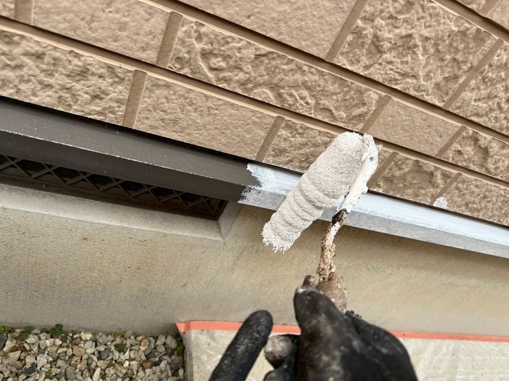 四日市市_S様_水切り(下塗り) 四日市市の外壁塗装をリペイント匠が施工した写真