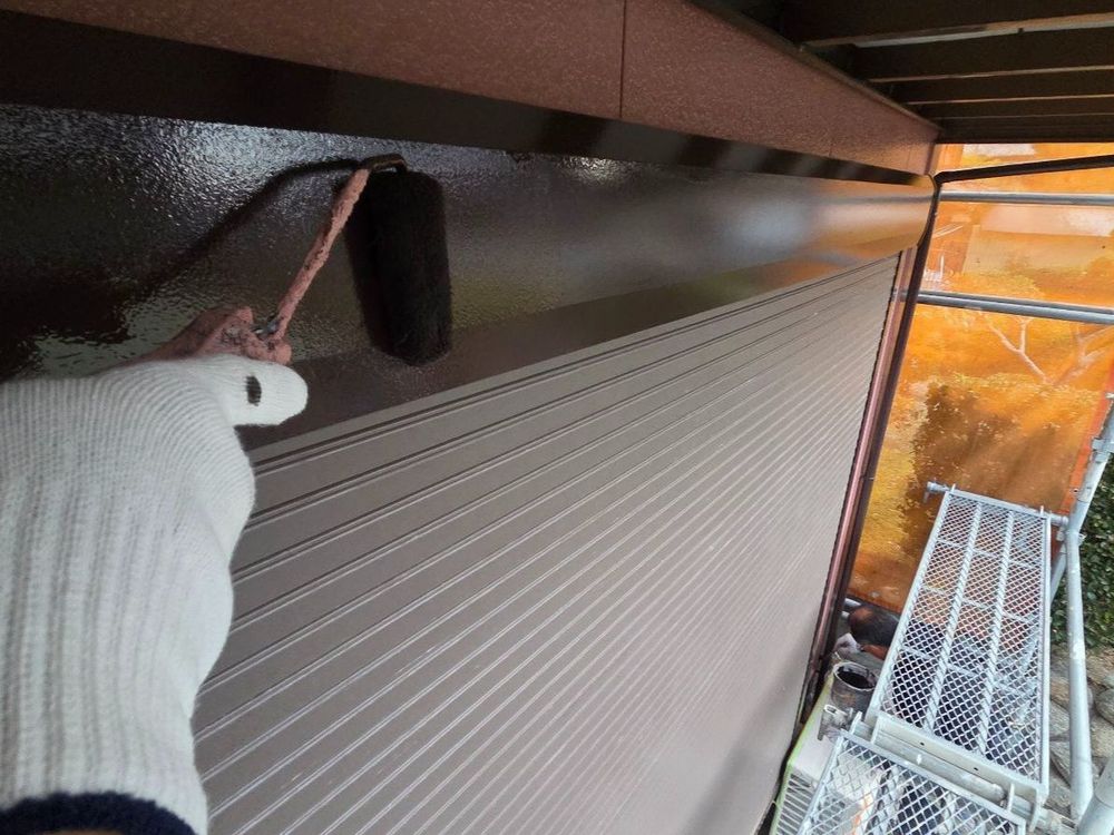 四日市市_N様_シャッターボックス(上塗り) 四日市市の外壁塗装をリペイント匠が施工した写真