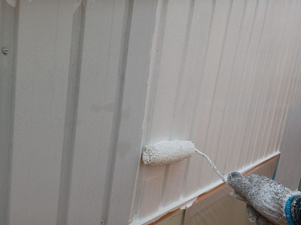 N様(四日市)外壁(下塗り1) (2) 四日市市の外壁塗装、屋根塗装をリペイント匠が施工した写真