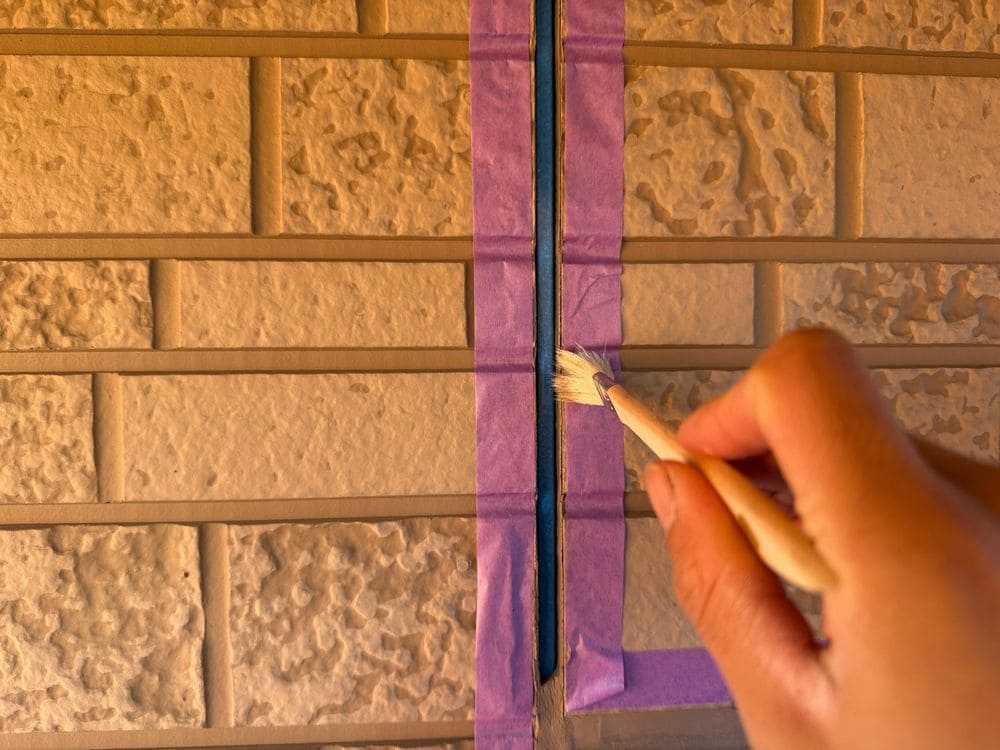 四日市市_S様_シール2(プライマー塗布) 四日市市の外壁塗装をリペイント匠が施工した写真