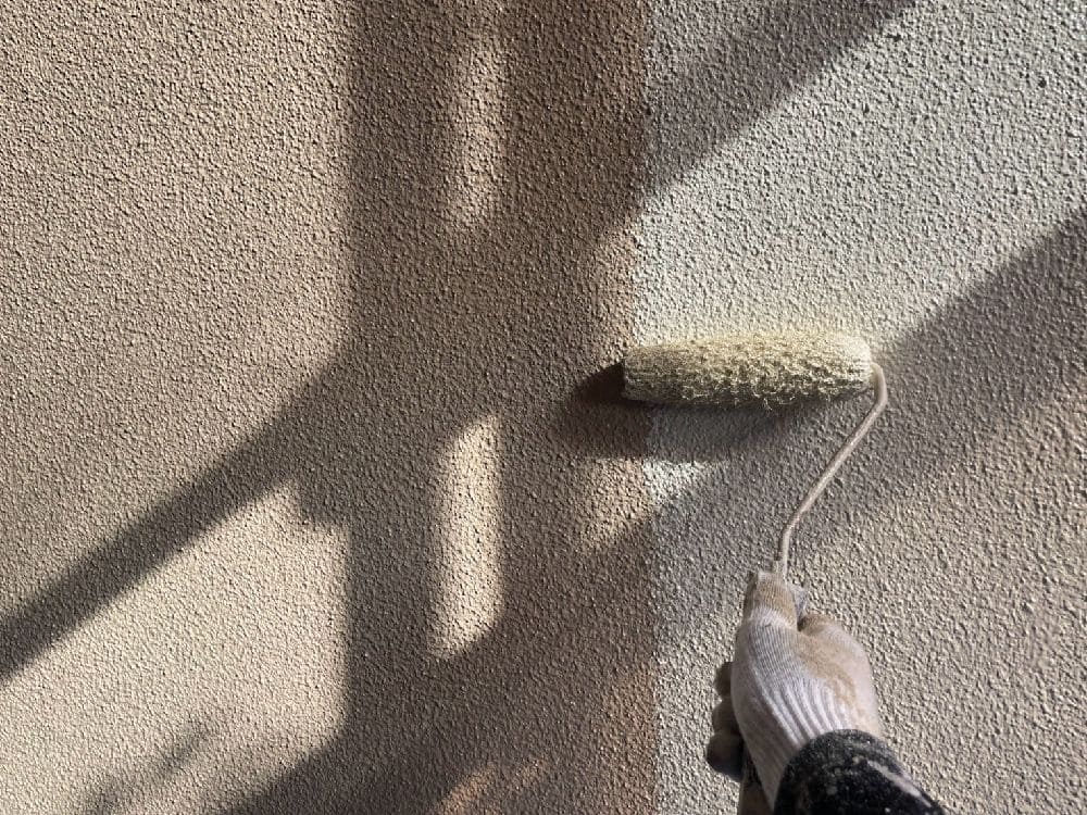 U様(四日市)外壁(中塗り1) (3) 四日市市の外壁塗装をリペイント匠が施工した写真