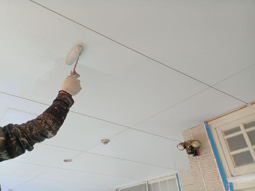 N様(四日市)軒天(上塗り) (2) 四日市市の外壁塗装、屋根塗装をリペイント匠が施工した写真