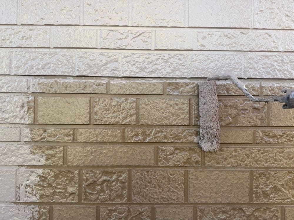 四日市市_S様_外壁1(中塗り) 四日市市の外壁塗装をリペイント匠が施工した写真