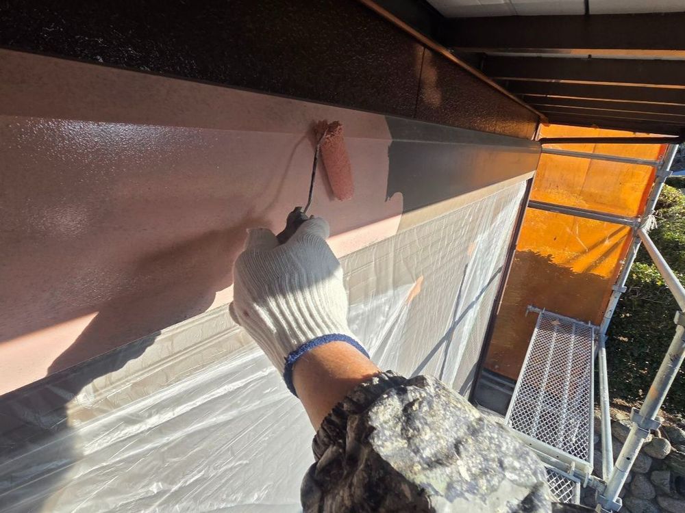 四日市市_N様_シャッターボックス(下塗り) 四日市市の外壁塗装をリペイント匠が施工した写真