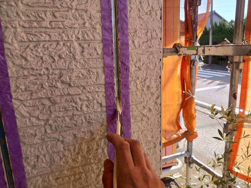 N様(四日市)シール(プライマー塗布) (2) 四日市市の外壁塗装、屋根塗装をリペイント匠が施工した写真