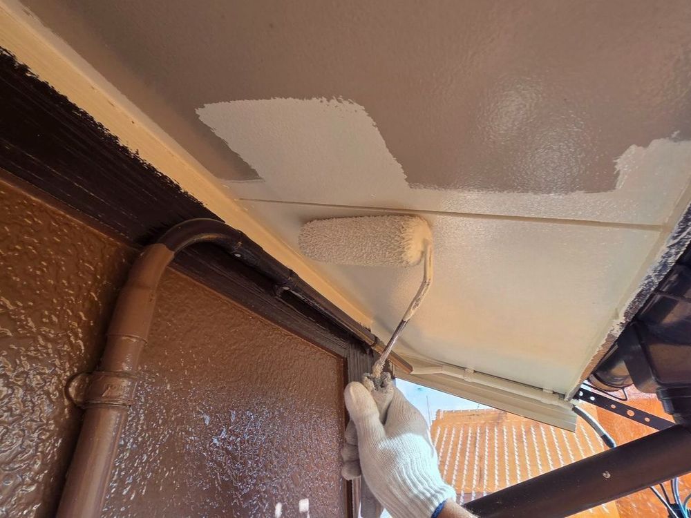 四日市市_N様_軒天(中塗り) 四日市市の外壁塗装をリペイント匠が施工した写真