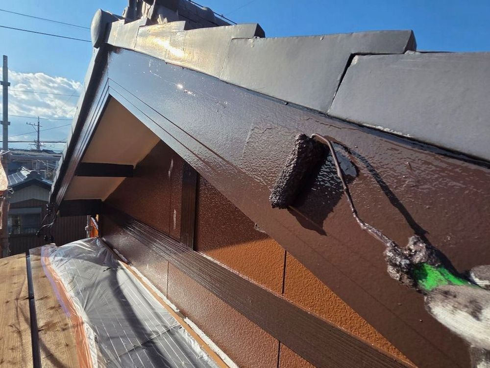 四日市市_N様_破風(上塗り) 四日市市の外壁塗装をリペイント匠が施工した写真