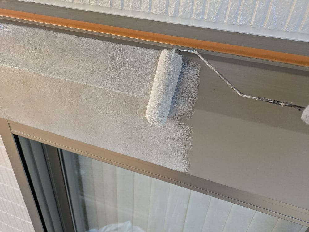 S様(名張市希央台)_シャッターボックス(下塗り) 名張市の外壁塗装をリペイント匠が施工した写真