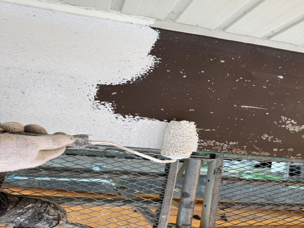 N様(四日市)庇(下塗り) (2) 四日市市の外壁塗装、屋根塗装をリペイント匠が施工した写真