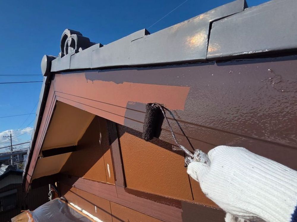 四日市市_N様_破風(中塗り) 四日市市の外壁塗装をリペイント匠が施工した写真