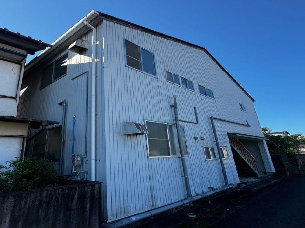 N様(四日市)施工前_外壁全体 (5) 四日市市の外壁塗装、屋根塗装をリペイント匠が施工した写真