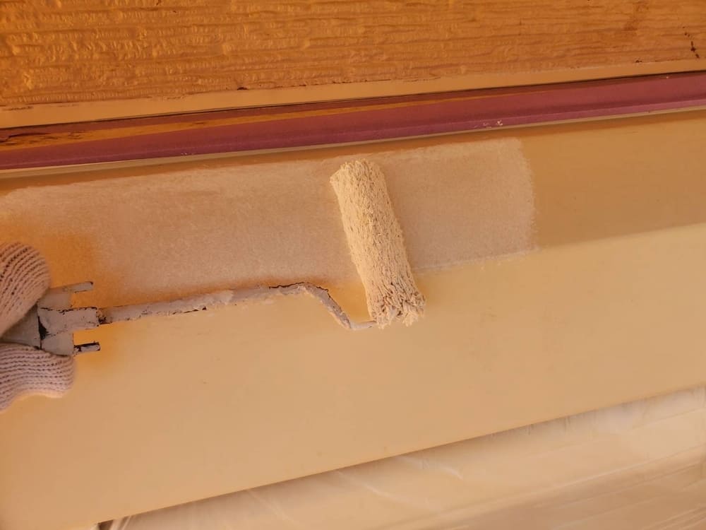 M様(亀山)シャッターボックス(下塗り) 亀山市の外壁塗装、防水工事をリペイント匠が施工した写真