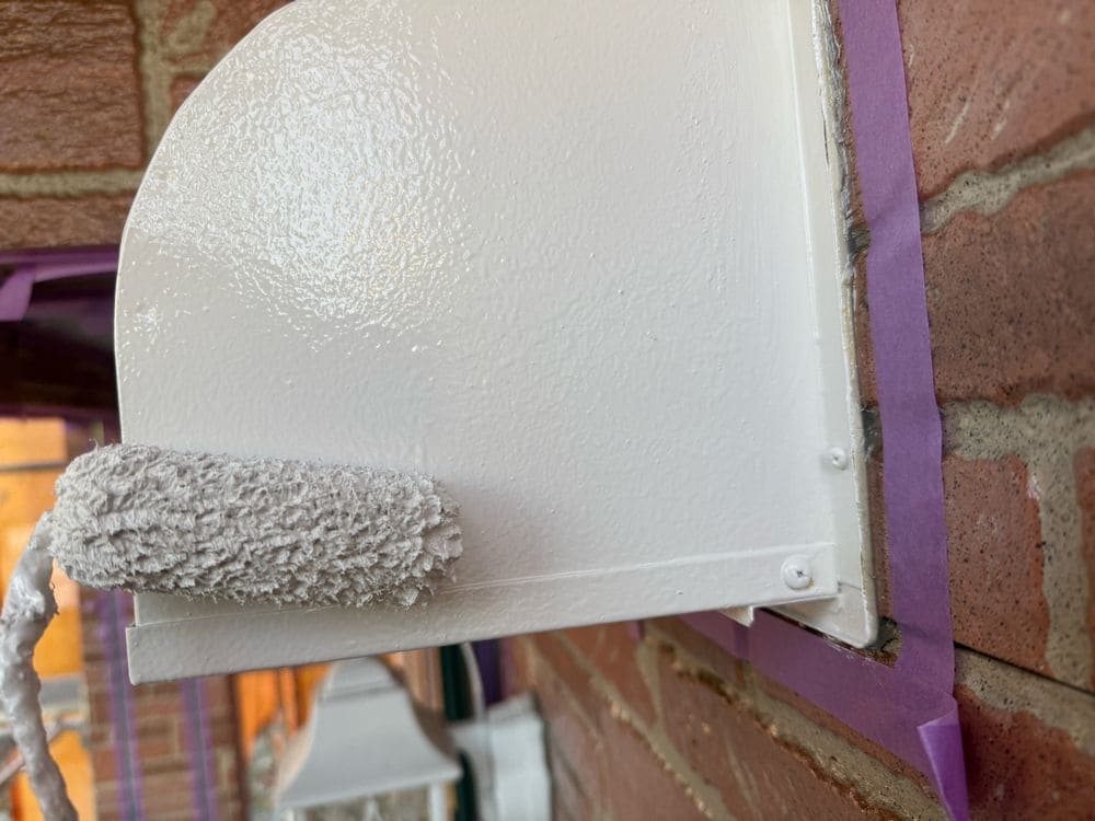 三重郡菰野町_I様_換気フード(上塗り) 三重郡菰野町の外壁塗装をリペイント匠が施工した写真