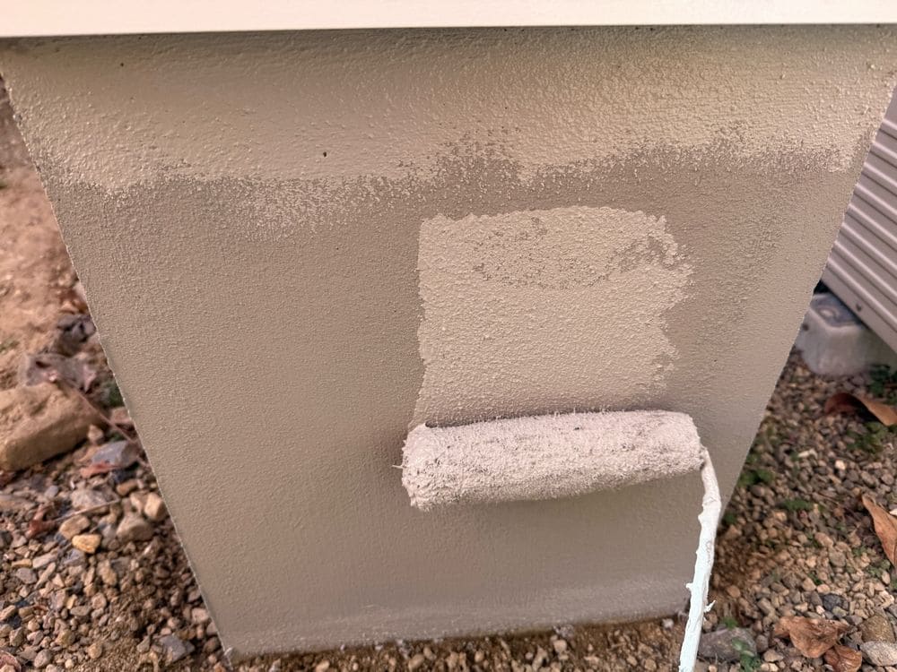 三重郡菰野町_I様_基礎(上塗り) 三重郡菰野町の外壁塗装をリペイント匠が施工した写真