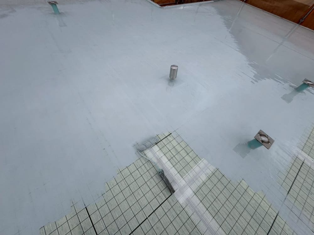 K様(津)防水(1層目) 津市の外壁塗装、防水工事をリペイント匠が施工した写真